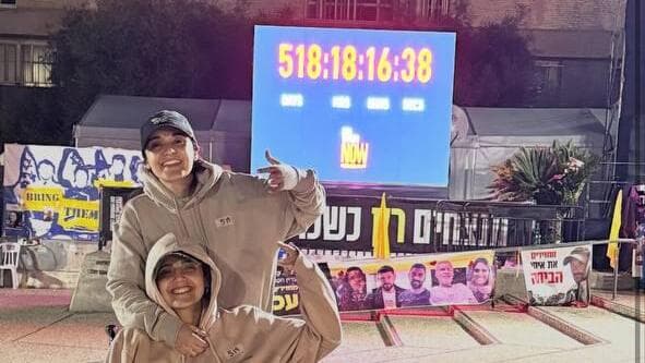 מסמנות את תנועת הניצחון אמילי דמארי ורומי גונן מתייצבות בכיכר החטופים ; קוראות לשחרורם של 59 החטופים שעודם בשבי