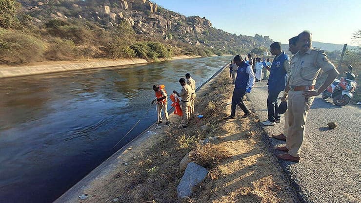 החיפושים אחר התיירים שהושלכו לתעלה (AP) המשטרה בהודו בזירת אונס הישראלית