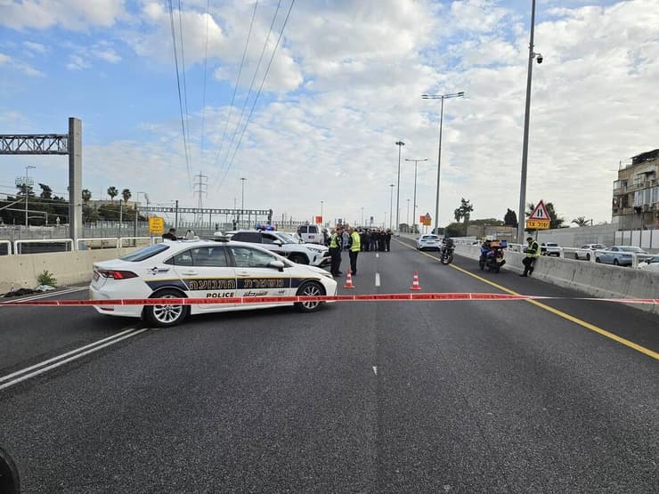 כוחות משטרה בזירת הפיצוץ באיילון (צילום: דוברות המשטרה) כוחות משטרה בזירת הפיצוץ ברכב בנתיבי איילון