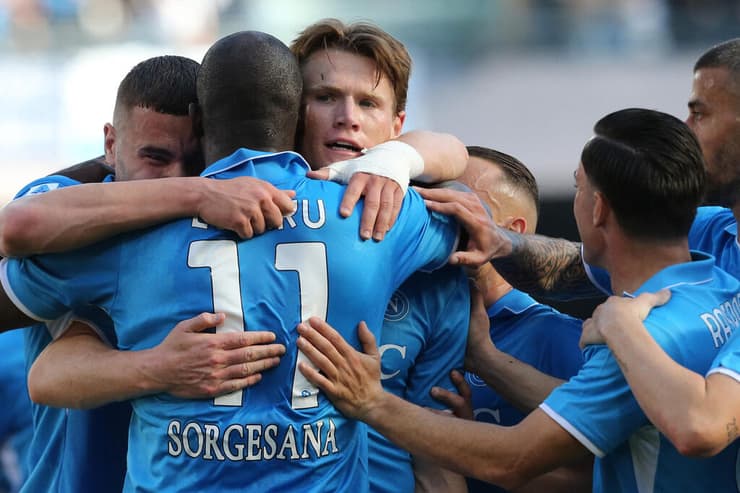 שחקני נאפולי חוגגים עם רומלו לוקאקו