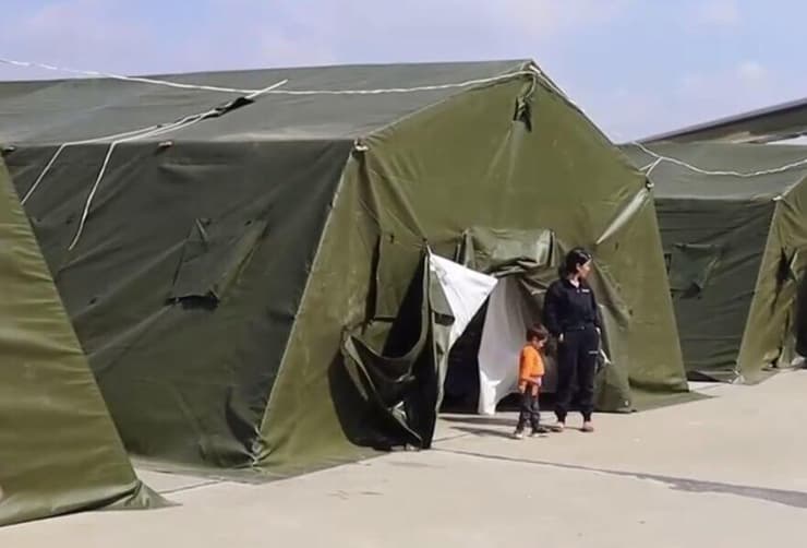 עלווים שברחו לבסיס הרוסי חומיימים במערב סוריה, כדי להימלט מציפורני אנשיו של אל-ג'ולאני סוריה טבח עלווים ברחו ל בסיס רוסי