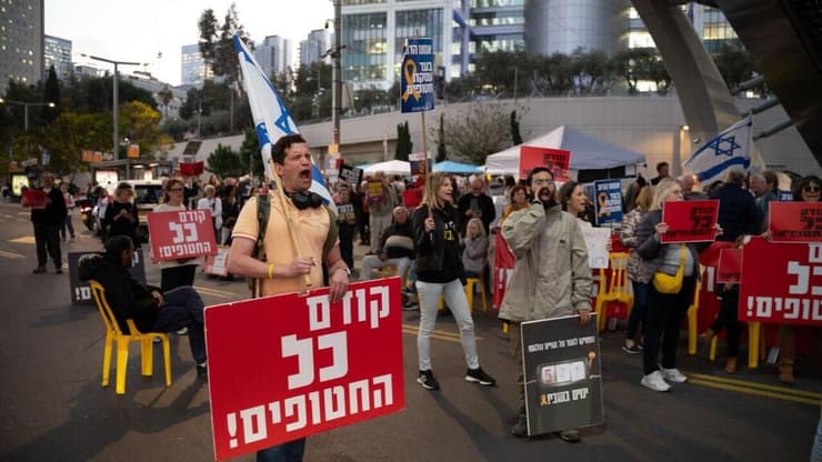 צילום: יובל חן צבע ממאהל החטופים בשער בגין, תל אביב