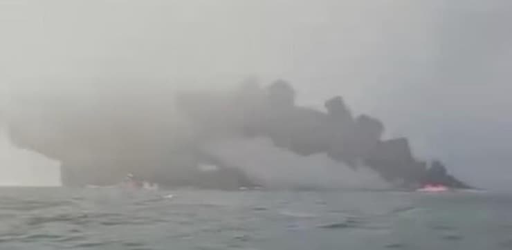 שריפות קשות פרצו במכלית ובספינת המשא בריטניה התנגשות בין מכלית נפט לספינת משא