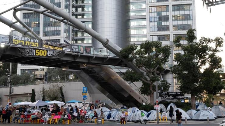צילום: יובל חן צבע ממאהל החטופים בשער בגין, תל אביב
