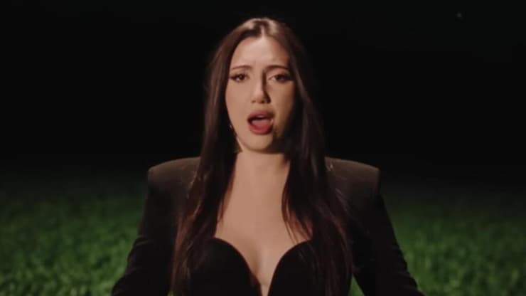 מתוך הקליפ ל-A New Day Will Rise