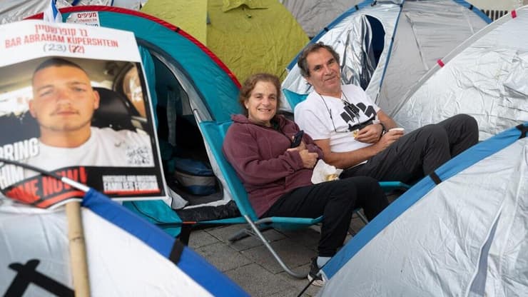יוסי ואורית שקד: "לא יכולים לשבת בבית כשהחטופים בשבי" (צילום: יובל חן) יוסי ואורית שקד במאהל החטופים בשער בגין, תל אביב