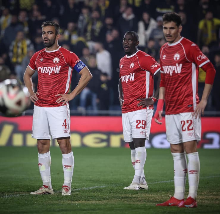 משהו השתבש במשחק ההגנה (צילום: עוז מועלם) קרלוס פונק מיגל ויטור והלדר לופז