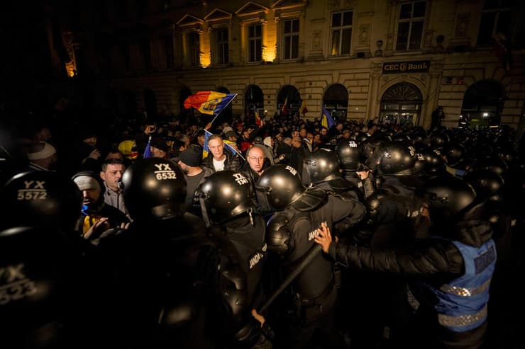 מהומות ב בוקרשט רומניה אחרי פסילת מועמד הימין הקיצוני לקראת ה בחירות החוזרות
