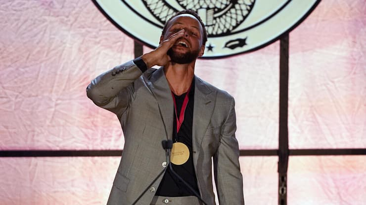 "הייתה לי הזדמנות לשחק כדורסל ברמה הגבוהה ביותר". קרי בטקס שנערך לכבודו בדיווידסון ב-2022 (צילום: AP Photo/Chris Carlson) קרי בטקס שנערך לכבודו בדיווידסון ב-2022