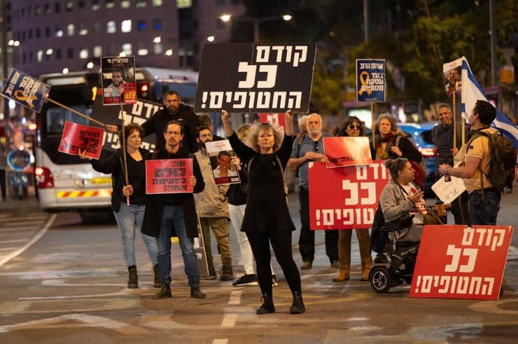 צבע ממאהל החטופים בשער בגין, תל אביב