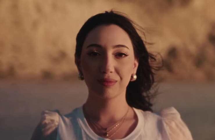 "שיר שאי-אפשר להישאר אדיש אליו". מתוך הקליפ ל-New Day Will Rise (צילום מסך, כאן) מתוך הקליפ ל-New Day Will Rise