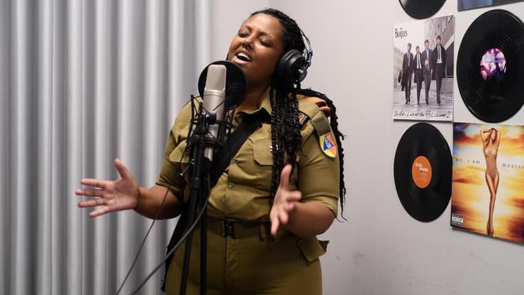 אושר בניסו במהלך ההקלטות. "המוזיקה היא הדרך שלי להעצים דברים שחשובים לי" (צילום: Joya Create) אושר בניסו, בהקלטת השיר "שם וכאן"