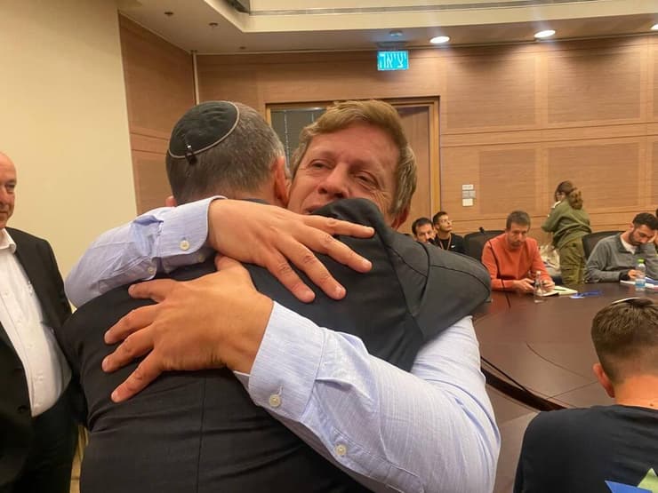 החיבוק בין לובר לאדלשטיין. יו"ר הוועדה הבטיח לאב השכול: "אעשה הכול כדי להביא חוק אפקטיבי וטוב" (צילום: ערוץ הכנסת) חגי לובר, אב שכול, בוועדת החוץ והביטחון