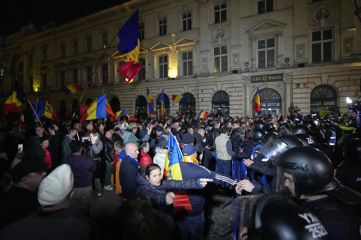 מהומות ב בוקרשט רומניה אחרי פסילת מועמד הימין הקיצוני לקראת ה בחירות החוזרות