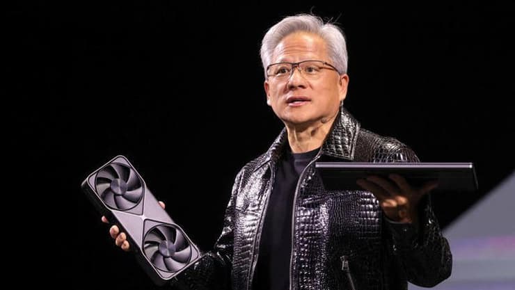 מנכ"ל אנבידיה, ג'נסן הואנג, עם כרטיס המסך RTX 5090 