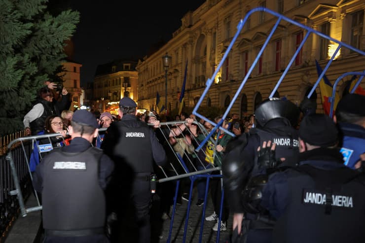 מהומות ב בוקרשט רומניה אחרי פסילת מועמד הימין הקיצוני לקראת ה בחירות החוזרות