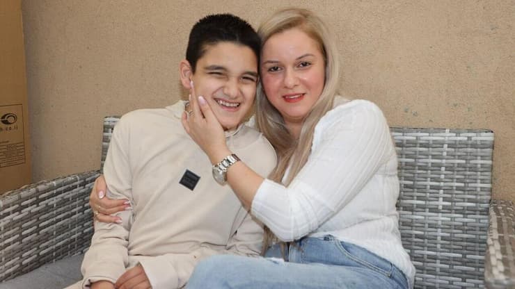 ענבל צוקרון דמרי עם נדב בן ה-13, ילד עם צרכים מיוחדים