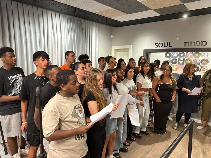 אושר יחד עם החניכים בהקלטת השיר. "התחברתי מחדש לעצמי ולמקורות" (צילום: Joya Create) הקלטת השיר "שם וכאן"