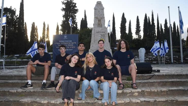 בני הנוער של קיבוץ כפר גלעדי באנדרטת תל חי