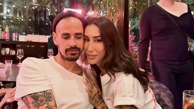 תום לוי ובת הזוג ג'ניפר קים