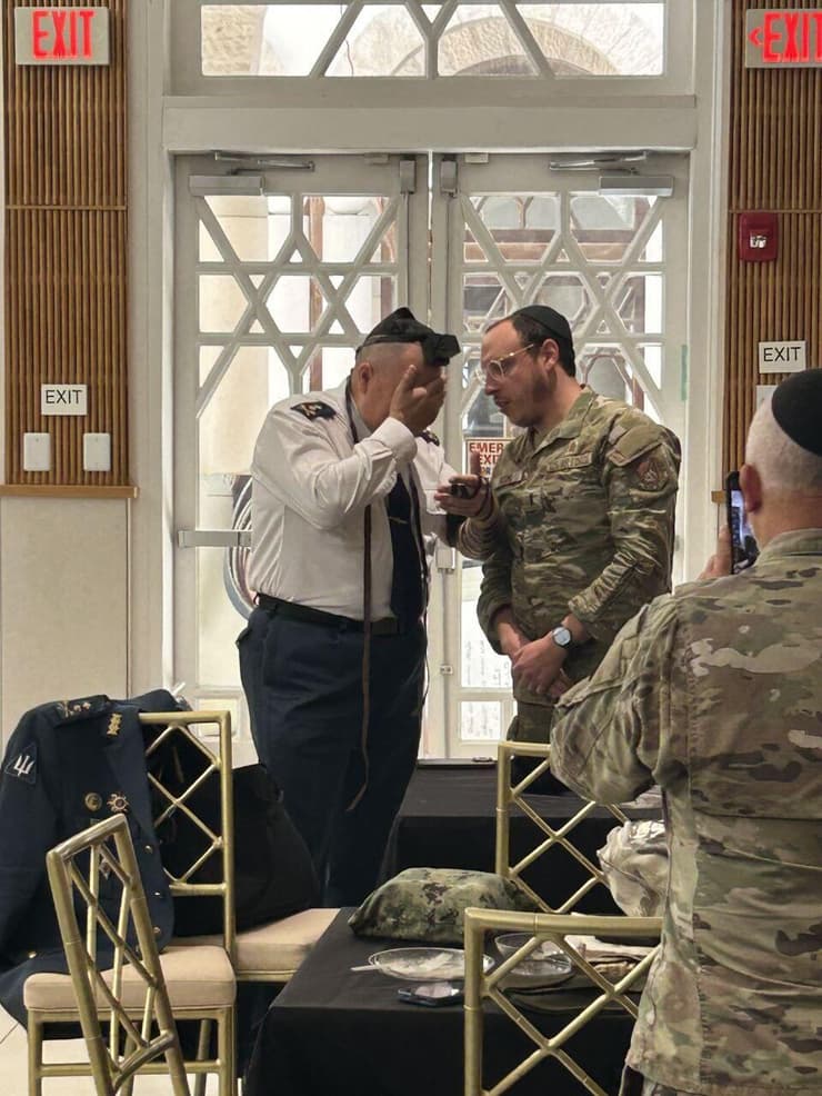 הגנרל בוריס קרמנצקי מניח לראשונה תפילין בחייו