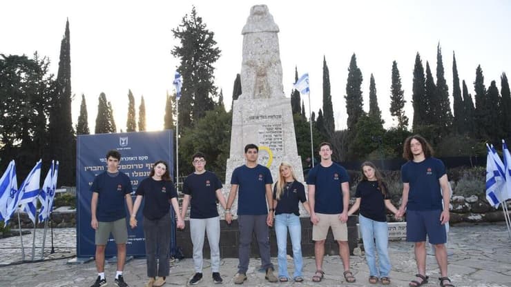 בני הנוער של קיבוץ כפר גלעדי באנדרטת תל חי