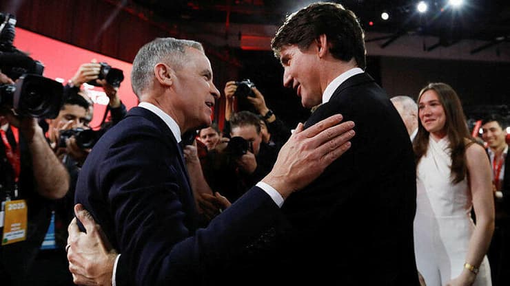 "גאה בטירוף" בממשלה. טרודו עם מחליפו קרני (צילום: Amber Bracken/REUTERS) ג'סטין טרודו עם מחליפו מארק קרני