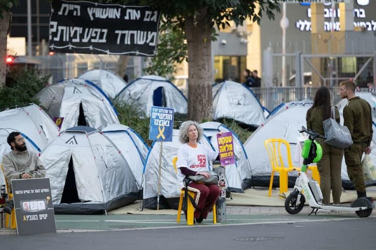 מאהל החטופים שצמח בן-לילה (צילום: יובל חן) צבע ממאהל החטופים בשער בגין, תל אביב