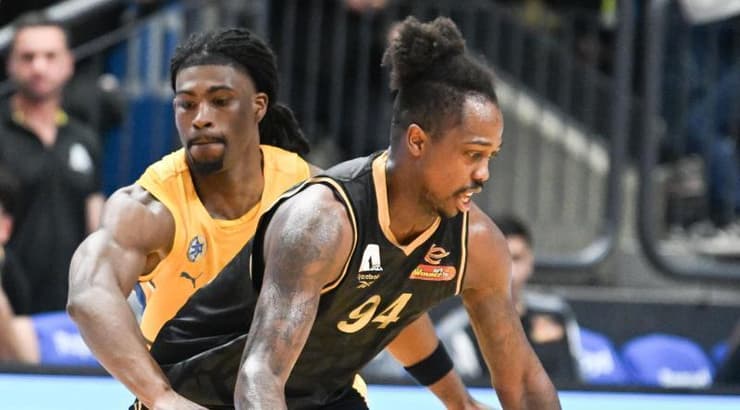 ג'ייקובן בראון מול ג'ימי קלארק