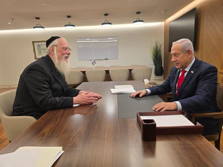 נתניהו עם ח"כ אייכלר ראש הממשלה בנימין נתניהו נפגש עם ח"כ הרב ישראל אייכלר, לקראת אישור החוק להקמת הרשות למאבק בעוני
