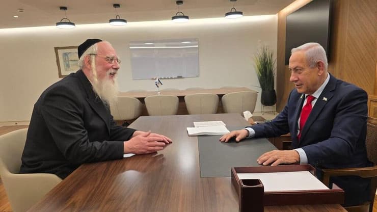 נתניהו עם ח"כ אייכלר ראש הממשלה בנימין נתניהו נפגש עם ח"כ הרב ישראל אייכלר, לקראת אישור החוק להקמת הרשות למאבק בעוני