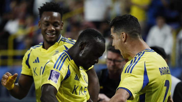 עוד הישג מדהים. רונאלדו חוגג עם סאדיו מאנה (צילום: REUTERS/Hamad I Mohammed) רונאלדו חוגג עם מאנה