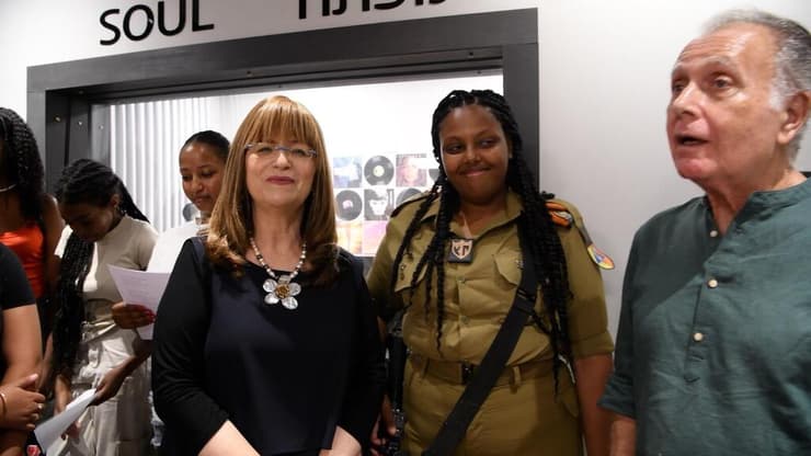 מימין לשמאל: קובי אשרת עם אושר בניסו ופרופ' זהבית גרוס. "החברה הישראלית לא מספיק קשובה למפוני הצפון" (צילום: Joya Create) המלחין קובי אשרת, אושר בניסו ופרופ' זהבית גרוס