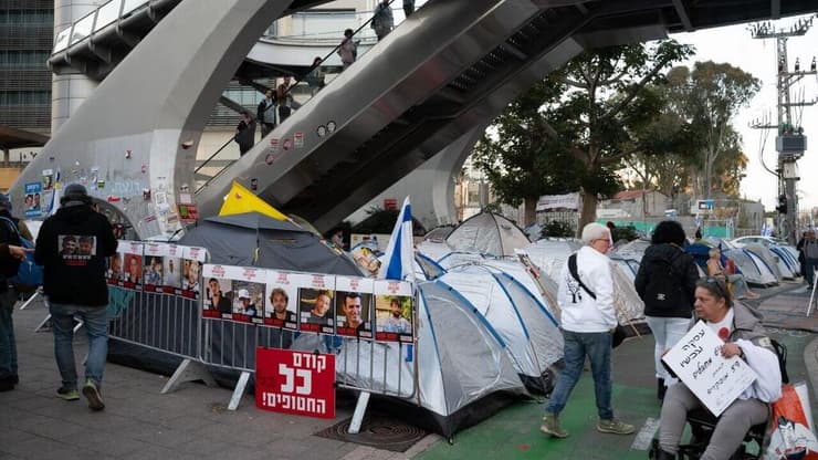 צילום: יובל חן צבע ממאהל החטופים בשער בגין, תל אביב