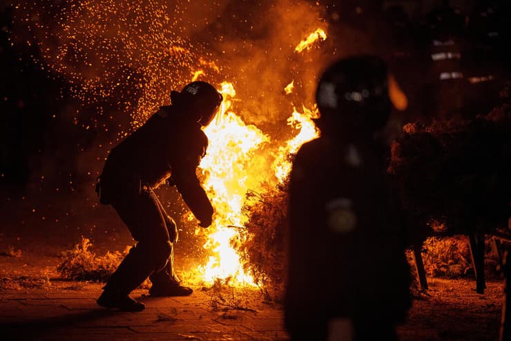 מהומות ב בוקרשט רומניה אחרי פסילת מועמד הימין הקיצוני לקראת ה בחירות החוזרות