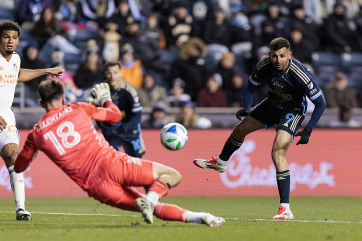 שלושער שזיכה אותו בתואר שחקן המחזור. בריבו מנצח את סינסנטי החזקה