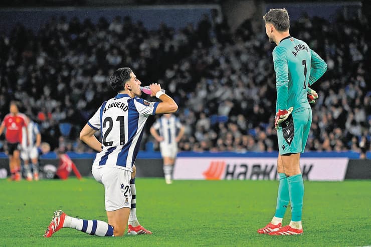 שובר את הצום.  המרוקאי של סוסיאדד,  נאיף אגר, מחזיר  לעצמו נוזלים במהלך  המשחק מול מנצ'סטר  יונייטד בליגה  האירופית