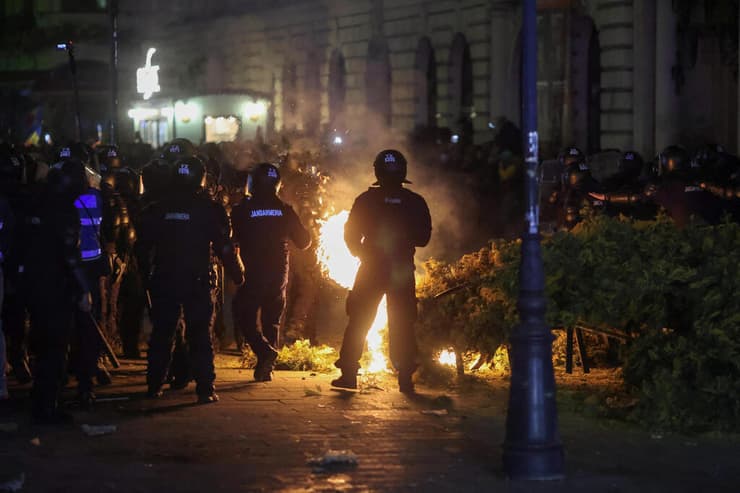 מהומות ב בוקרשט רומניה אחרי פסילת מועמד הימין הקיצוני לקראת ה בחירות החוזרות