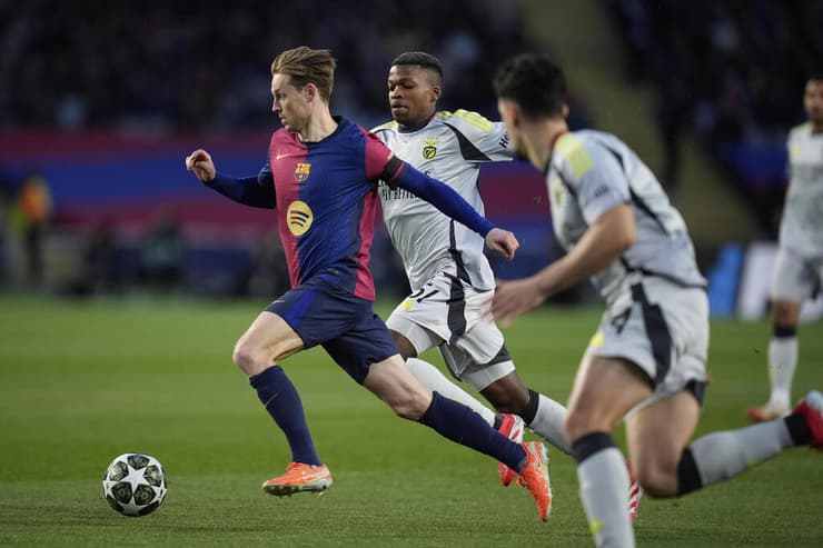 "הייתי רוצה ללמוד איך הוא קורא את המשחק כל כך טוב". דה יונג (צילום: AP Photo/Emilio Morenatti) ברצלונה פרנקי דה יונג בנפיקה