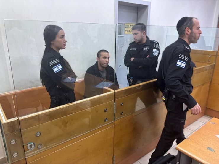 חאסן בני עודה בן 25 מג׳נין החשוד בפריצה לבסיס צריפין ופציעת חייל בש״ג בבית משפט השלום בראשל"צ