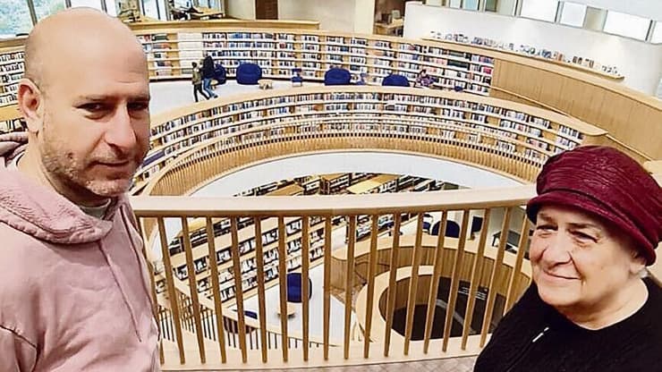 חנוך דאום ואמו בספרייה הלאומית