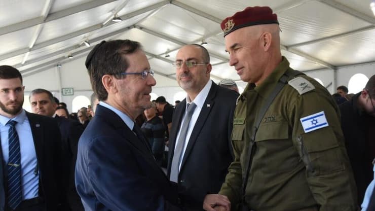  יצחק הרצוג ואלוף אורי גורדין בטקס האזכרה הממלכתי ליוסף טרומפלדור וחבריו שנפלו בי"א באדר בקרב על הגנת תל-חי