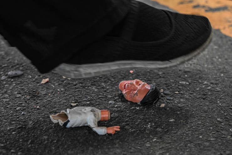 הפיליפינים תומך של רודריגו דוטרטה דורך על בובה בדמות הנשיא המכהן מרקוס