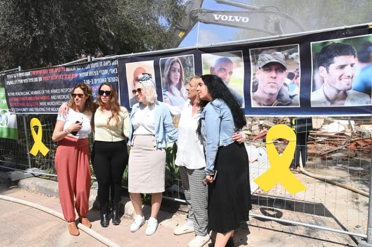  המשפחות השכולות של שחר צמח, עמית מן ודניאל לוי בטקס הריסת מרפאת השיניים בקיבוץ בארי 