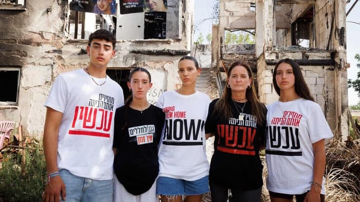 נירה, יובל, אופיר ואורן שרעבי אלמנתו ובנותיו של יוסי שנחטף ונרצח בשבי ואופיר אנגל בן זוגה של יובל שנחטף גם הוא ושוחרר חוזרים אל בארי