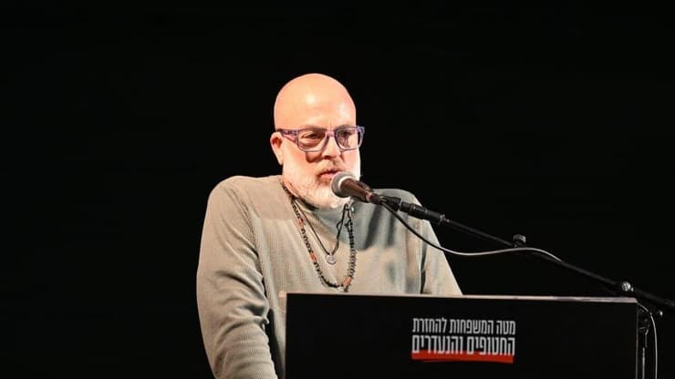 שי ונקרט בערב שרים לשובם בכיכר החטופים 