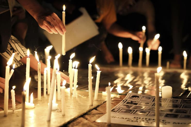 הפיליפינים פיליפינים מתנגדי רודריגו דוטרטה חוגגים את מעצרו