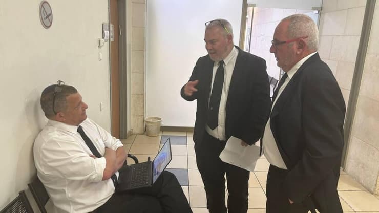  עו״ד מאיר ארנפלד, עו״ד גונן בין יצחק ועו״ד יוני נוסנבאום מייצגים את פעיל המחאה שנעצר ביער בן שמן