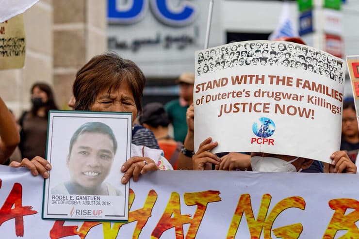 הפיליפינים פיליפינים מתנגדי רודריגו דוטרטה חוגגים את מעצרו