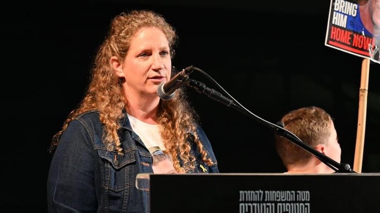 אלה חיימי בערב שרים לשובם בכיכר החטופים 